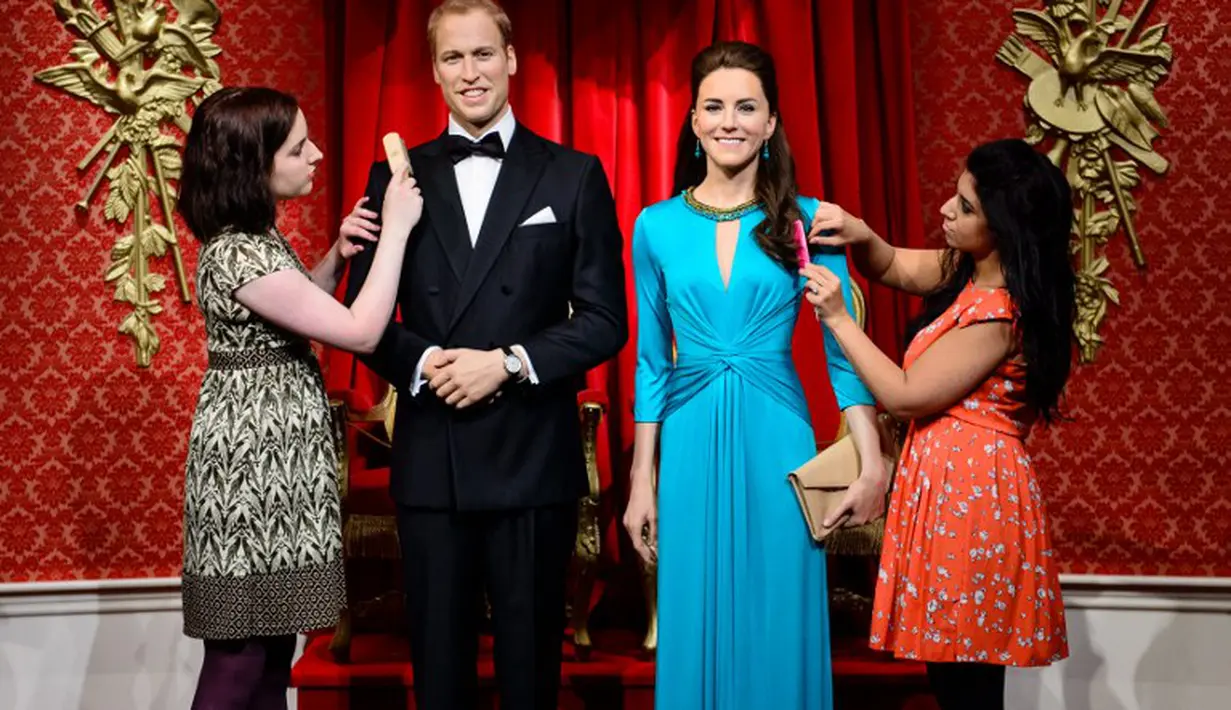 Penampilan baru jas dan gaun dari patung lilin pasangan kerajaan itu di Madame Tussauds, London, Rabu (2/7/14). (AFP PHOTO/Leon Neal)
