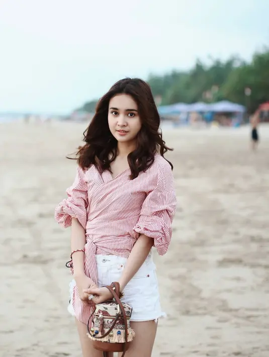 Mengawali karir dari ajang Miss Celebrity pada 2009, nama Michelle mulai dikenal saat ia membintangi sinetron berjudul Love In Paris pada 2012. (Liputan6.com/IG/@michelleziu)