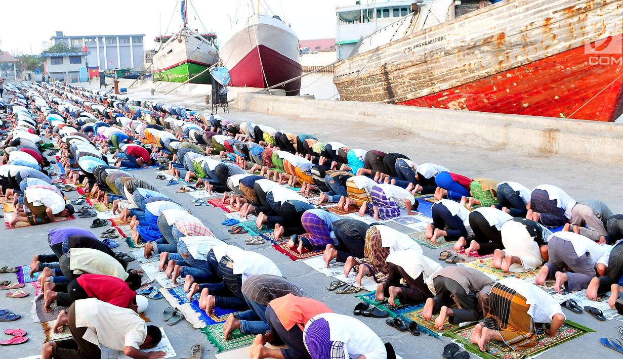 Umat muslim bersujud menjalankan Salat Idul Adha 1438 H di kawasan Pelabuhan Sunda Kelapa, Jakarta, Jumat (1/9). Setelah menjalankan salat, umat muslim melakukan penyembelihan hewan kurban. (Liputan6.com/Helmi Afandi)