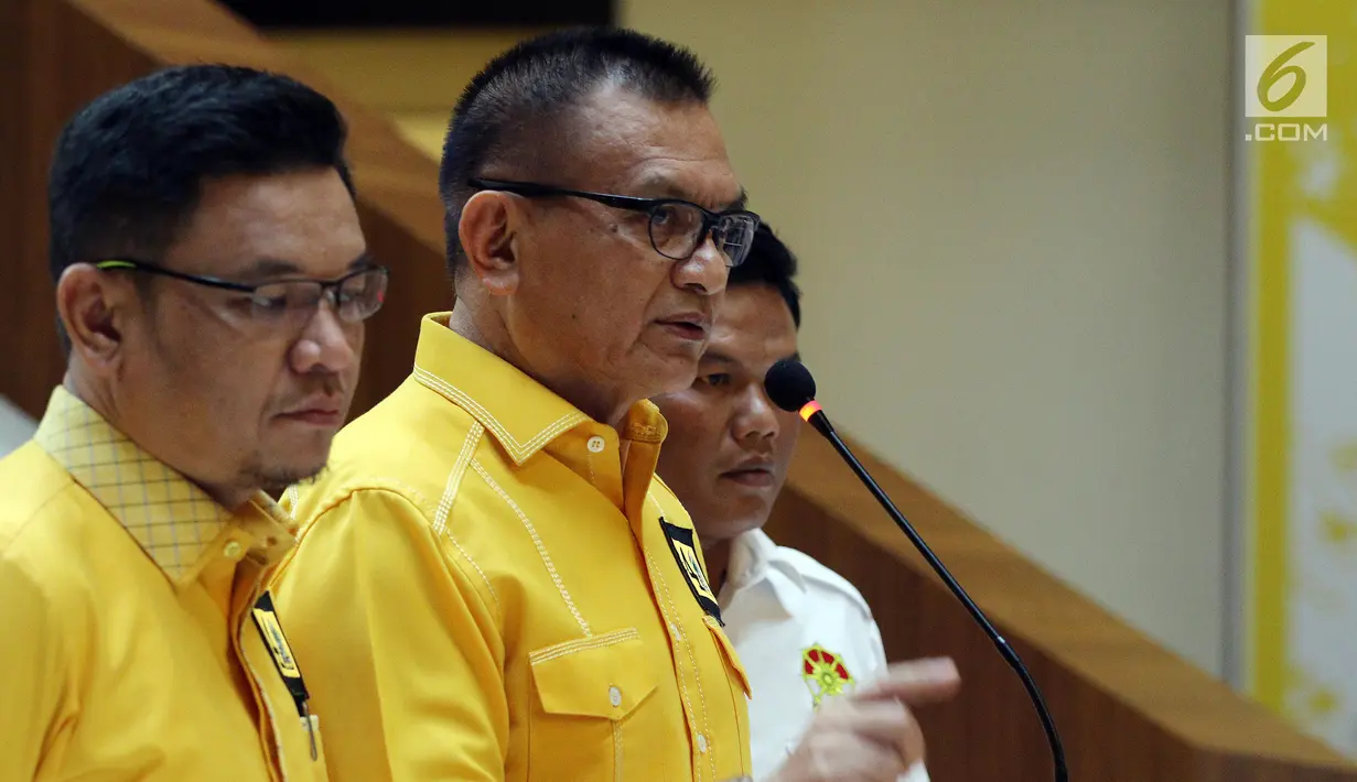 Sekjen Partai Golkar Lodewijk Friedrich Paulus memberi keterangan terkait Kadernya, Jakarta, Rabu (3/10). Golkar memberi sanksi pemecatan kepada empat kadernya yang mendeklarasikan dukungan ke Prabowo-Sandi. (Liputan6.com/Johan Tallo)