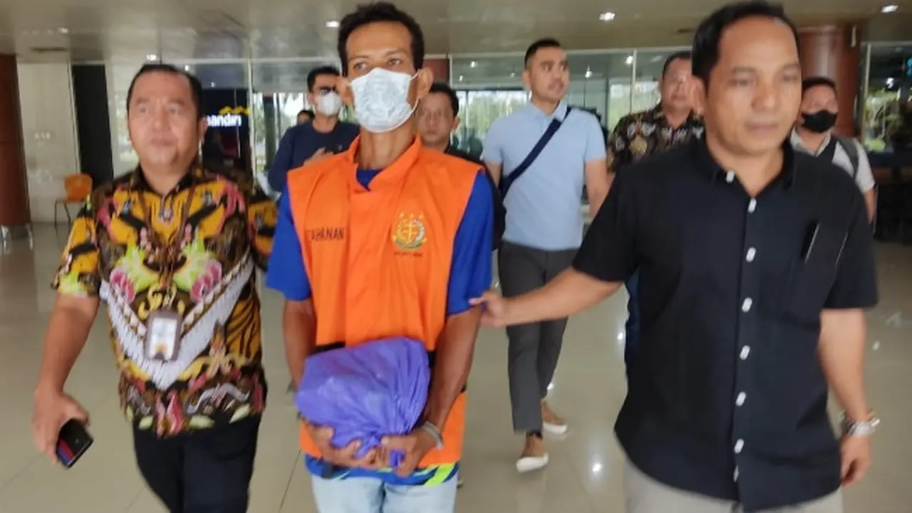 Terpidana korupsi kredit di Indragiri Hulu saat dibawa personel Kejati Riau usai buron selama bertahun-tahun.