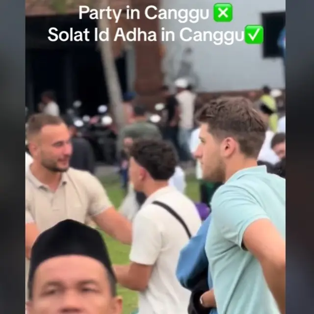Serombongan Pria Turis Asing Ikut Duduk dan Menyimak Khotbah Salat Iduladha di Canggu Bali
