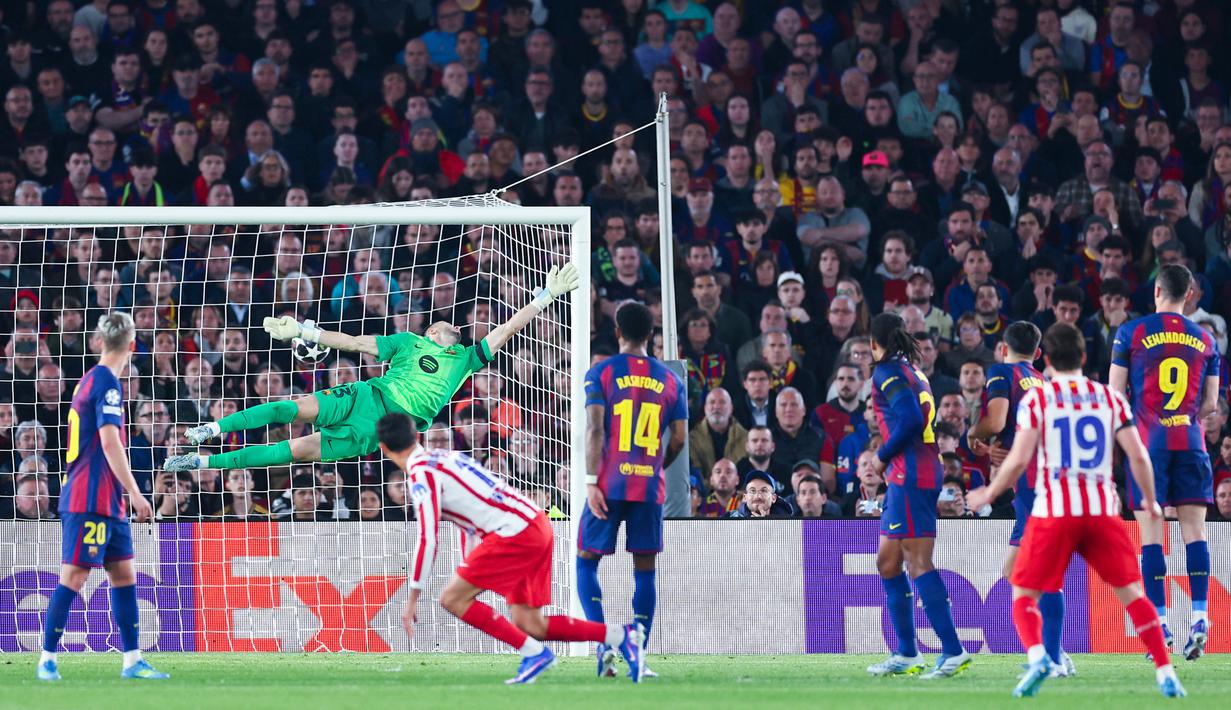 Pemain Atletico Madrid, Julian Alvarez, mencetak gol ke gawang Barcelona pada leg pertama perempat final Liga Champions 2025/2026 di Stadion Camp Nou, Kamis (9/4/2026). (AFP/Josep Lago)