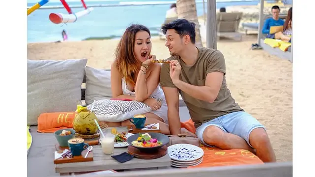 Andrew menyuapi istrinya dengan penuh cinta, keduanya juga menikmati pemandangan pantai.