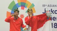 Pesilat Indonesia Hendy dan Yolla Primadona, usai menjuarai pencak silat nomor artistik ganda putra pada Asian Games di TMII, Jakarta, Senin (27/8/2018). Hendy dan Yolla mendapat mendali emas dengan nilai 580. (Merdeka.com/Arie Basuki)