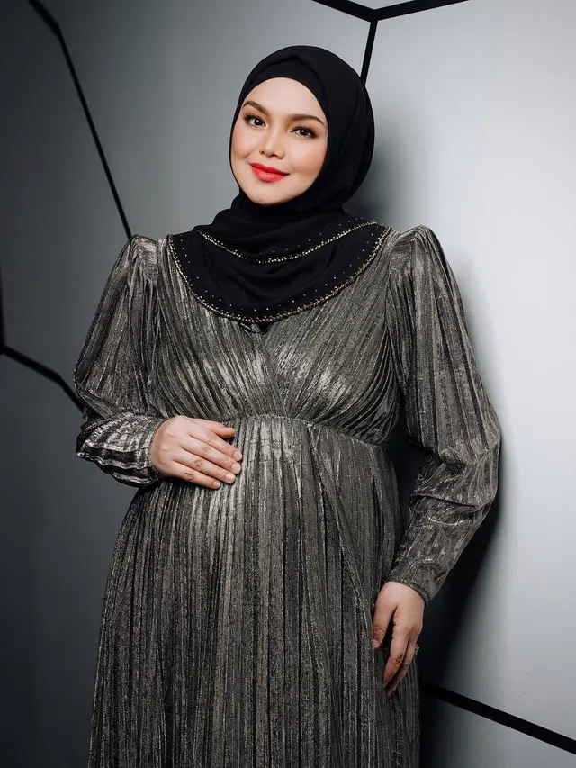Hamil Anak Kedua, Ini 6 Maternity Shoot Siti Nurhaliza yang Menawan. (Sumber: Instagram/@blackpepperproduction)