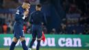 Pemain Paris Saint-Germain (PSG), Kylian Mbappe, tampak kecewa usai ditaklukkan Bayern Munchen pada  leg pertama babak 16 besar Liga Champions 2022-2023, Rabu (15/2/2023). PSG sempat menyamakan kedudukan lewat tendangan keras Mbappe. Sayangnya gol tersebut dianulir karena offside Mendes dalam skema serangan. (AFP/Franck Fife)