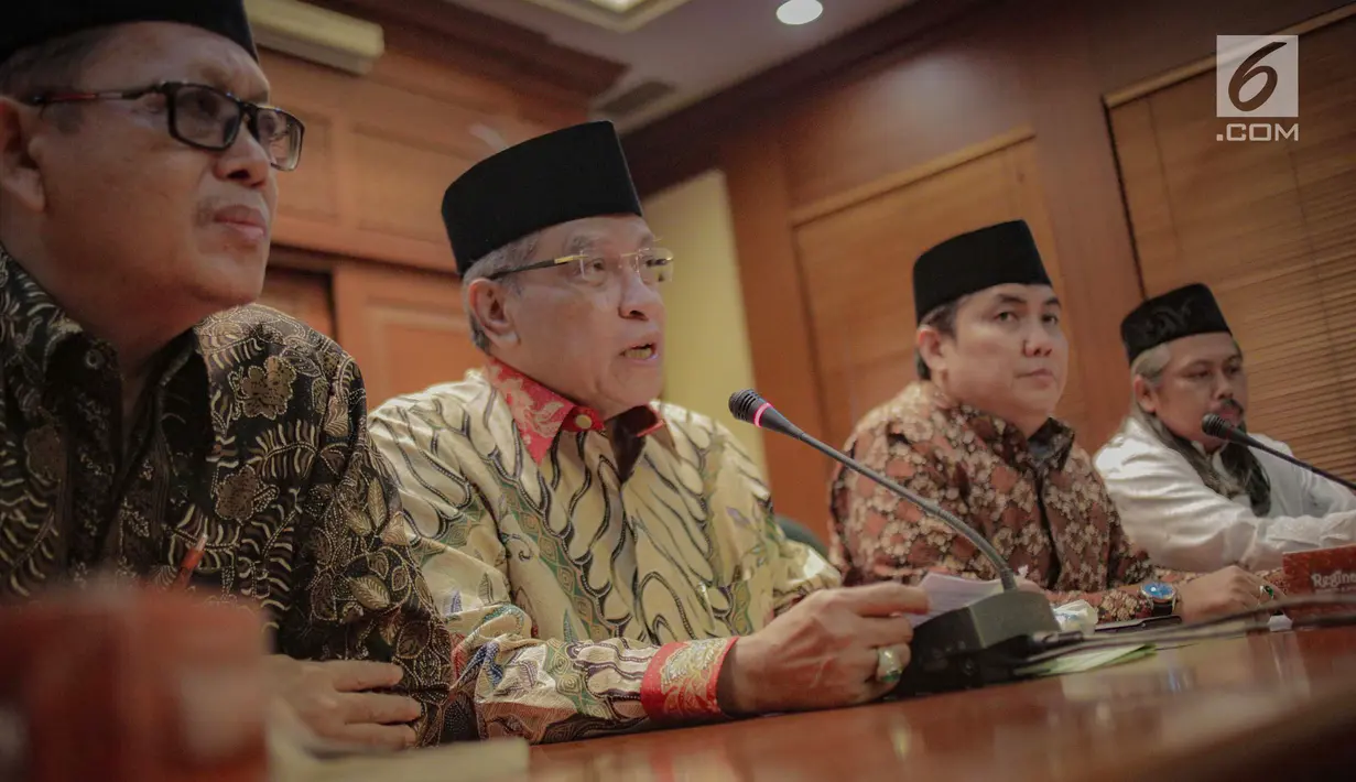 Ketua Umum PBNU Said Aqil Siradj (dua kiri) memberi keterangan saat konferensi pers terkait Pemilu 2019 di Kantor PBNU, Jakarta, Senin (15/4). PBNU mengimbau masyarakat menggunakan hak pilih dengan nalar dan nurani untuk memilih presiden dan wakil presiden. (Liputan6.com/Faizal Fanani)
