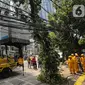 Beragam jenis kabel, terutama kabel fiber optik, tampak tumpang-tindih atau semrawut, bahkan menjuntai di atas jalanan di Jakarta. (Liputan6.com/Faizal Fanani)