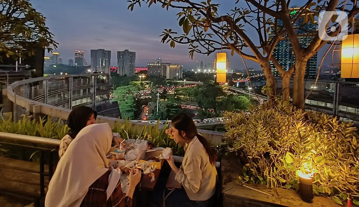 <p>Pengunjung menikmati berbuka puasa di Déjà vu Sky Dining The Plaza Semanggi, Jakarta, Sabtu (23/04/2022). Tempat makan yang berada di rooftop seluas lebih dari 2.200 m2 memberikan momen buka puasa yang spesial sembari melihat gemerlap kota Jakarta dari ketinggian. (Liputan6.com/Fery Pradolo)</p>
