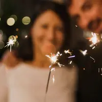 Ilustrasi merayakan tahun baru bersama pasangan. (Image by Freepik)