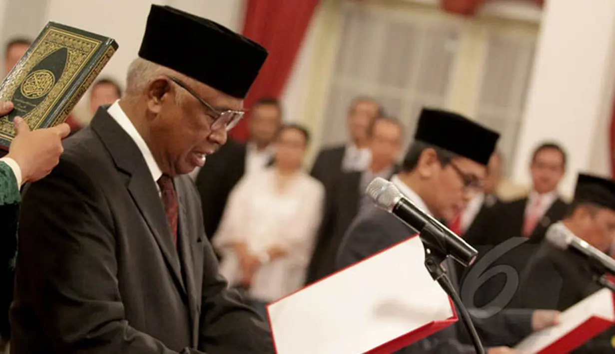 Pelaksana Tugas (Plt) pimpinan KPK, Taufiqurahman Ruki (kiri) saat pembacaan sumpah di Istana Negara, Jakarta, Jumat (20/2/2015). (Liputan6.com/Faizal Fanani)