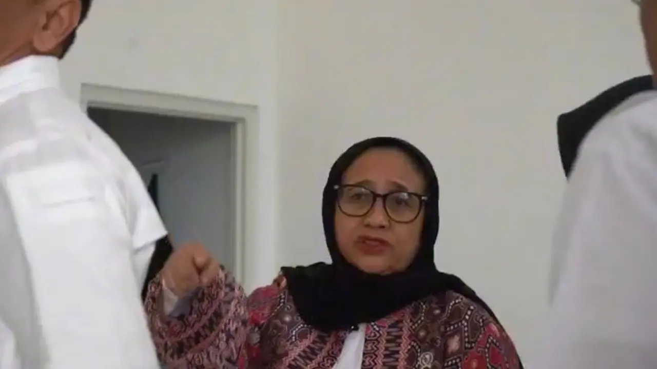 Wakil Kepala Badan Gizi Nasional (BGN) Bidang Komunikasi Publik dan Investigasi, Nanik Sudaryati Deyang saat menyidak dapur SPPG Banyudono, Ponorogo.