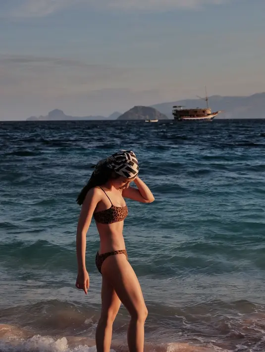 Masih di pink beach, kali ini Supassara tampil dengan bikini motif leopard. [@supassra_sp].