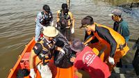 Tim SAR gabungan saat mengevakuasi korban tenggelam di Sungai Mahakam. (Liputan6.com/Dok Basarnas Kaltim)