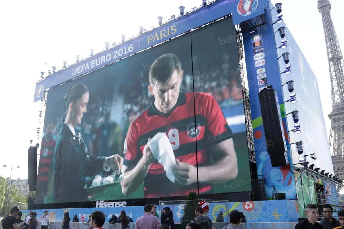 Layar Raksasa Fan Zone Paris