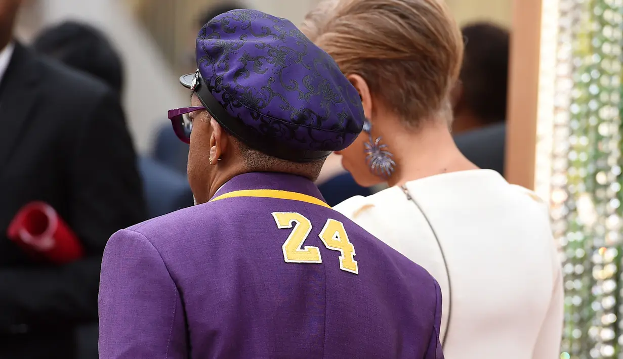 Sutradara Spike Lee didampingi istrinya, Tonya Lewis Lee menghadiri ajang Academy Awards ke-92 atau Oscar 2020 di Dolby Theatre, Los Angeles, Minggu (9/2/2020). Lee mengenakan tuxedo Gucci bertuliskan nomor punggung legenda basket, Kobe Bryant di bagian kerah, yakni 24. (Jordan Strauss/Invision/AP)