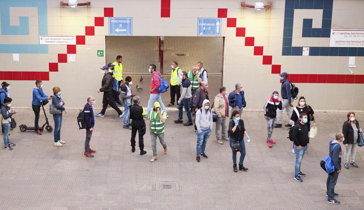 Petugas mengatur arus penumpang di Stasiun Kereta Bawah Tanah Anagnina, Roma, Italia, Senin (18/5/2020). Italia secara perlahan melonggarkan kebijakan lockdown akibat pandemi virus corona COVID-19. (Mauro Scrobogna/LaPresse via AP)