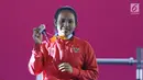 Atlet Para Powerlifting Indonesia, Ni Nengah Widiasih memperlihatkan medali perak Womens Up to 41.00kg Asian Para Games 2018 di Jakarta, Minggu (7/10). Ni Nengah Widiasih berhasil melakukan total angkatan 97 kg. (Liputan6.com/Helmi Fithriansyah)