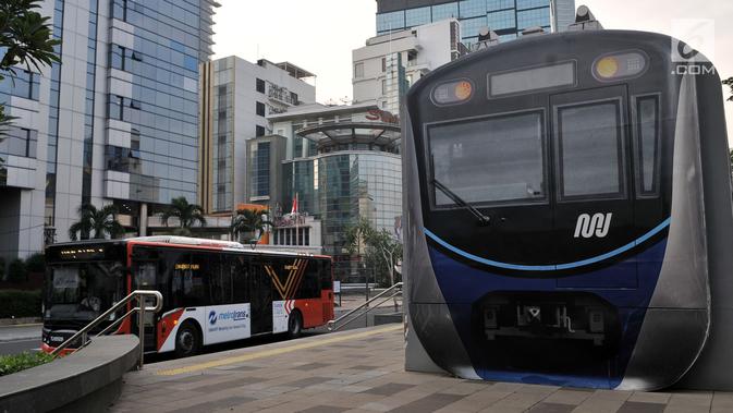 Bus Transjakarta melintas di dekat halte MRT Dukuh Atas, Jakarta, Rabu (12/6/2019). Dalam satu bulan ini terjadi peningkatan jumlah penumpang sebesar 11 persen menjadi 20,3 juta per bulan dari jumlah sebelumnya hanya mencapai 18,2 juta per bulan. (merdeka.com/Iqbal S. Nugroho)