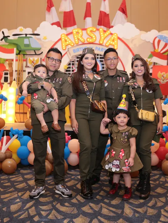 "Satu tahun kan penting buat kenangannya Arsya. Jadi dia akan selalu ambil hari ini sebagai pegangan dia nanti, mungkin seterusnya Sumpah Pemuda itu ga akan hilang," tutur Anang. (Adrian Putra/Bintang.com)