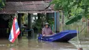 Warga di Distrik Sena menunggu bantuan dari PM Thailand, Ayutthaya, Thailand (5/10). Thailand mengatakan sekitar 96.000 hektare terendam dan banyak akses terputus.( Reuters/Chaiwat Subprasom)
