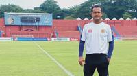 Pelatih kiper Persedikab di Liga 3 Regional Jatim, Hengky Oba masih merasakan atmosfer seperti dia masih main bersama Persik di Stadion Brawijaya Kota Kediri.  (Bola.com/Gatot Susetyo)