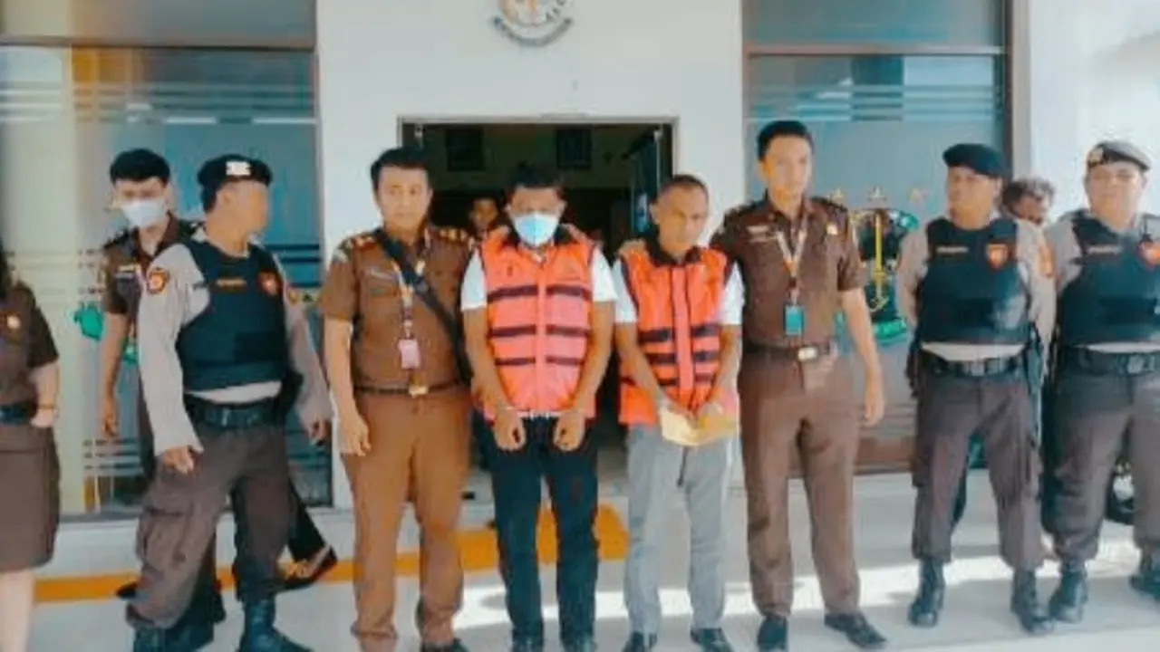 Kepala Satpol PP Siak saat digiring Kejari Siak karena melakukan pungli kepada pedagang.