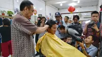 Calon wakil presiden nomor urut 02 Sandiaga Uno mengisi waktu luangnya dengan potong rambut di Ko Tang. (Merdeka.com)