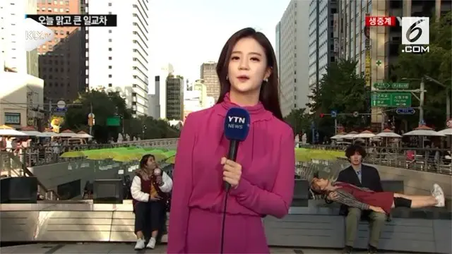 Laporan cuaca salah satu televisi swasta di Korea diwarnai momen lucu. Pria dan wanita menari dengan enerjik di belakang reporter saat siaran langsung.