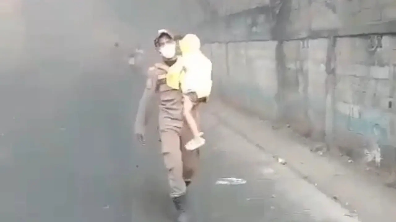 Petugas gabungan mengevakuasi warga terdampak kebakaran di TPA Rawa Kucing, Kota Tangerang.