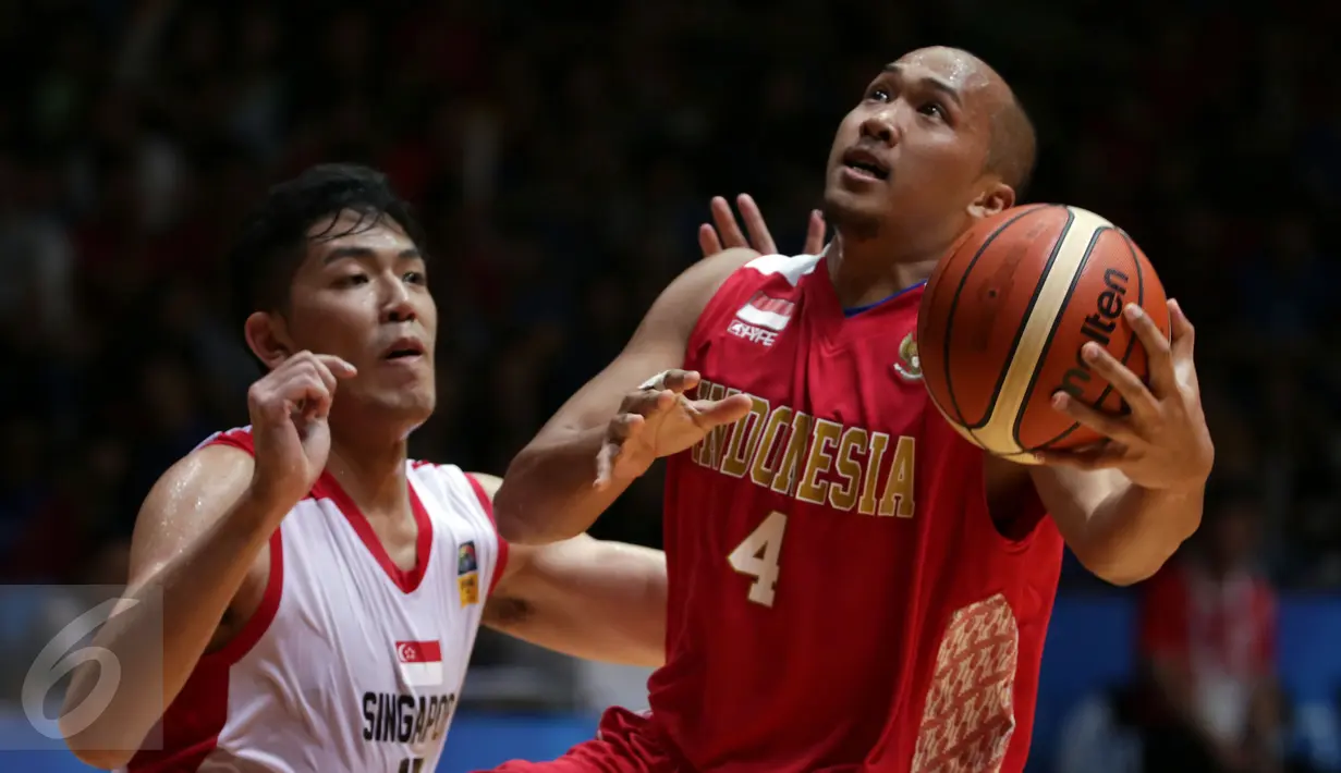 Pebasket Indonesia, Arki Dikania Wisnu (kanan) mengecoh pemain Singapura, Russei Low saat berlaga di semifinal SEA Games ke-28 di OCBC Arena Singapore, Minggu (14/6/2015). Indonesia unggul 87-74 atas Singapura. (Liputan6.com/Helmi Fithriansyah)