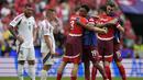 Para pemain Timnas Swiss merayakan kemenangan 3-1 di depan dua pemain Timnas Hungaria setelah berakhirnya laga Grup A Euro 2024 di RheinEnergie Stadium, Cologne, Jerman, Sabtu (15/6/2024). (AP Photo/Themba Hadebe)
