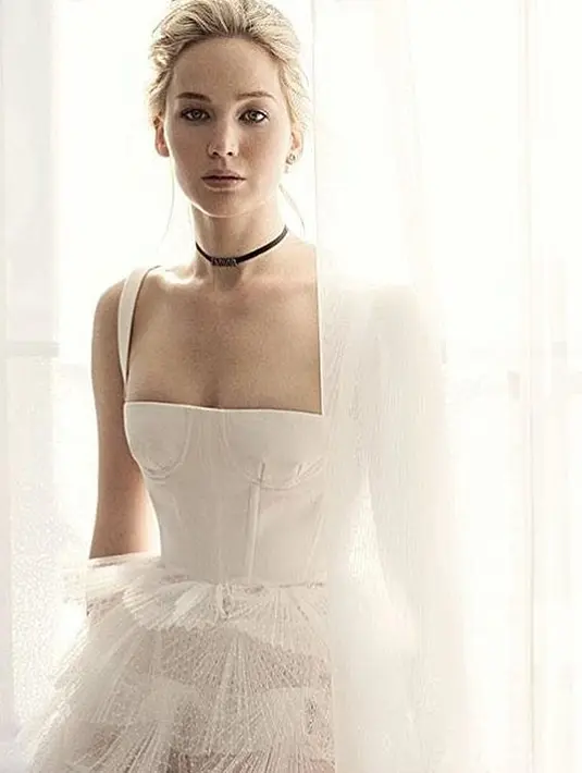 Memiliki tubuh yang seksi namun bukan bearti JLaw selalu hidup dengan pola dietnya. Dibalik itu semua, aktris cantik ini punya cara tersendiri untuk menjaga bentuk tubuhnya agar selalu seksi dan memikat. (Instagram/jenniferlawrencepx)