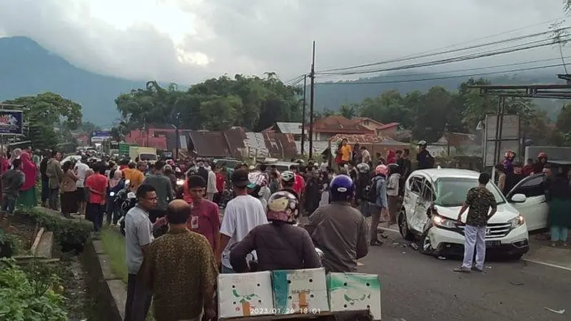 Kecelakaan beruntun di Jalan Raya Padang - Bukittinggi, Kamis (26/1/2023). (Liputan6.com/ ist)