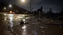 Lumpur dan bebatuan menutupi Pacific Coast Highway, dekat zona Kebakaran Palisades, selama badai di Malibu, California, pada tanggal 13 Februari 2025. (AGUSTIN PAULLIER/AFP)