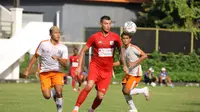 Striker Persipura Jayapura, Yevhen Bokhasvili ditempel para pemain Perseden Denpasar dalam sebuah laga uji coba. (oneshoot.fp)