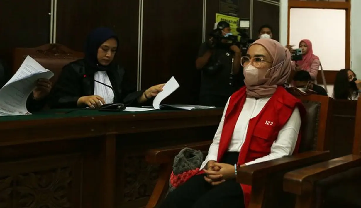 Kepada Majelis Hakim, Medina menangis. Ia meminta agar hukumannya diringankan karena anak-anaknya masih kecil. (KapanLagi.com®/Budy Santoso)