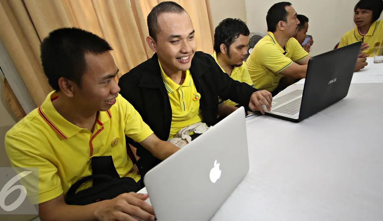Sejumlah penyandang tunanetra mengakses internet dalam acara Sosialisasi Pelatihan Internet Tunanetra, Jakarta, Selasa (5/4). Diharapkan penyandang disabilitas dapat memperoleh akses terhadap teknologi. (Liputan6.com/Immanuel Antonius)