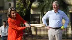 Aksi Ratu Belgia Mathilde saat bermain kriket disaksikan Raja Philippe di Oval Maidan di Mumbai, India, Jumat, (10/11). Ratu Belgia Mathilde dan Raja Philippe melakukan kunjungan tujuh hari ke India. (AP Photo / Rajanish Kakade)