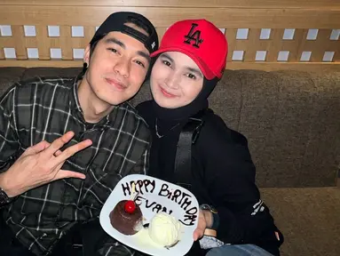 Tahun 2024 merupakan tahun keempat Evan Marvino rayakan ulang tahun bareng sang istri. Kebahagiaan bintang sinetron Anak Jalanan ini berlipat di tahun 2024 karena ia baru dikaruniai anak kedua pada Februari 2024 yang diberi nama Aisyah Shanum Davina. Sibuk mengurus dua buah hati yang masih kecil-kecil, pasangan ini tetap sempatkan habiskan waktu berdua. (Liputan6.com/IG/@evanmarvino)