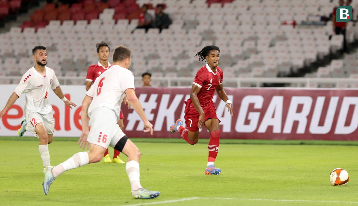 Pemain Timnas Indonesia U-22, Ronaldo Kwateh (kanan), berusaha menjebol gawang Timnas Lebanon U-22 dalam pertandingan uji coba yang berlangsung di Stadion Utama Gelora Bung Karno (SUGBK), Jakarta, Jumat (14/4/2023). (Bola.com/Abdul Aziz)