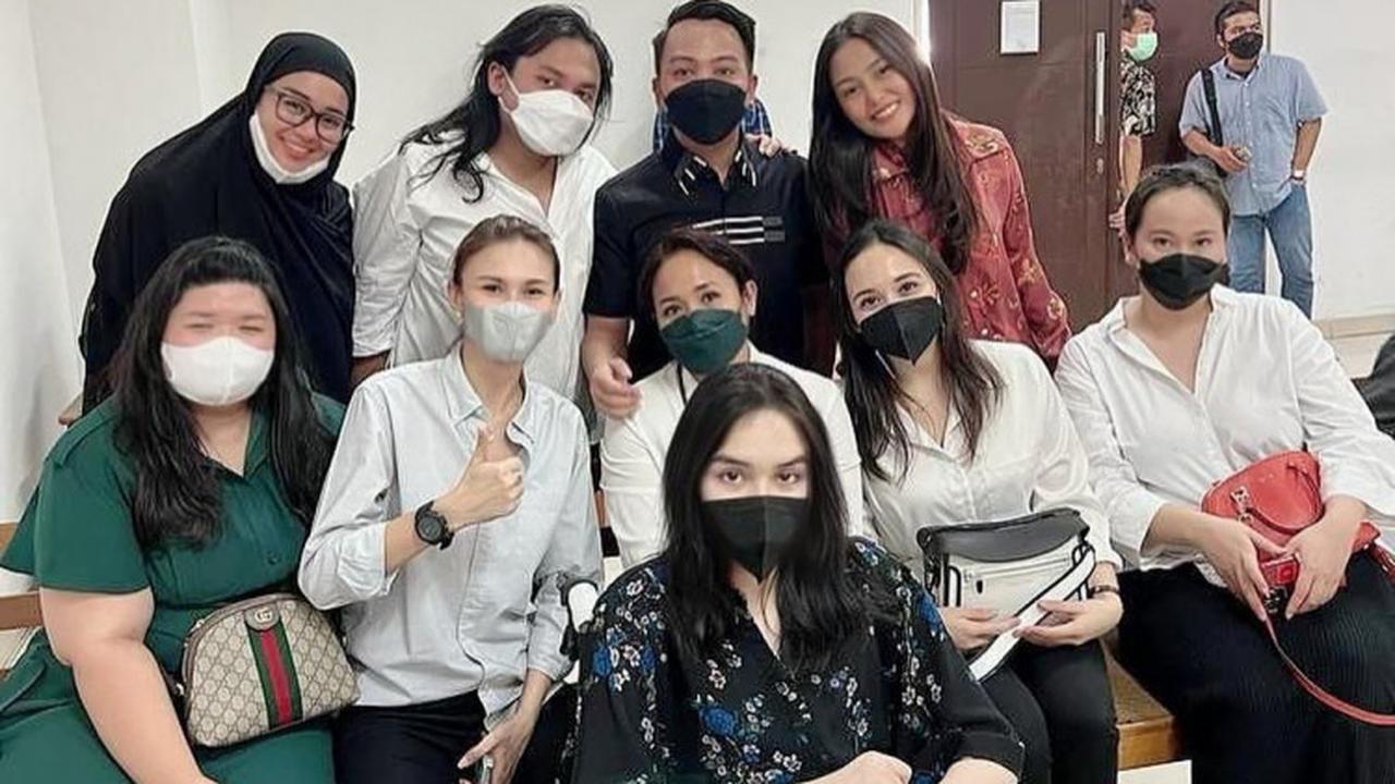 Laura Anna bersama kerabat saat menunggu sidang perdananya