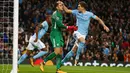 Kiper Manchester City, Ederson disambut rekannya, John Stones usai berhasil menangkap bola yang ditendang pemain Napoli dalam lanjutan fase Grup F Liga Champions di Etihad Stadium, Selasa (17/10). ManCity menang tipis 2-1. (AP Photo/Dave Thompson)