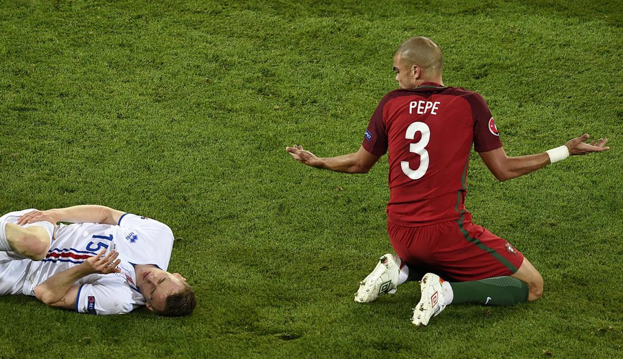 Ekspresi pemain Portugal, Pepe, setelah melanggar pemain Islandia, Jon Dadi Bodvarsson, pada laga Grup F Piala Eropa 2016 di Stade Geoffroy Guichard, Saint-Etienne, Rabu (15/6/2016) dini hari WIB. (AFP/Jean-Philippe Ksiazek)