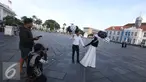 Fotografer mengabadikan foto untuk pranikah di kawasan Kota Tua, Jakarta, Kamis (29/9). Gubernur DKI Jakarta Basuki Tjahaja Purnama memastikan aktivitas foto pranikah di Kota Tua tidak dipungut biaya. (Liputan6.com/Immanuel Antonius)