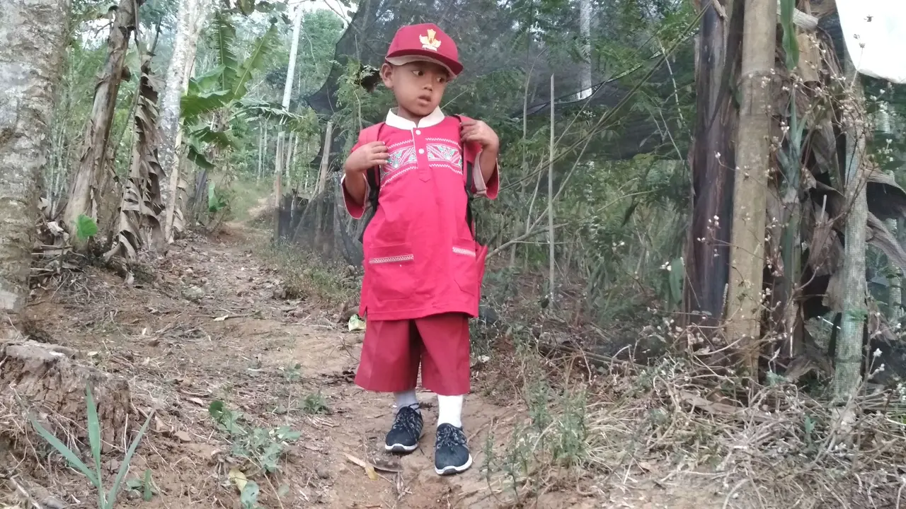 Kisah Jodi Bocah Pemungut Cengkeh Asal Kuningan Semangat Bersekolah