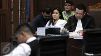 Terdakwa Jessica Kumala Wongso mendengarkan kesaksian Rangga, barista kafe Olivier, dalam sidang kasus kematian Wayan Mirna Salihin di PN Jakarta Pusat, Kamis (21/7). Rangga adalah pembuat kopi atas pesanan Jessica untuk Mirna. (Liputan6.com/Helmi Afandi)