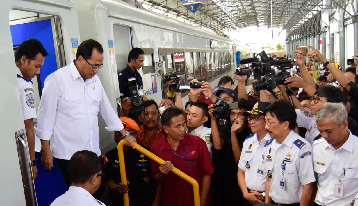 Menteri Perhubungan (Menhub) Budi Karya Sumadi usai meninjau KA Tawang Jaya di Stasiun Semarang Poncol, Jawa Tengah, Kamis (29/6). Menhub melakukan pengecekan kesiapan arus balik Lebaran 2017 di stasiun tersebut (Liputan6.com/Gholib)