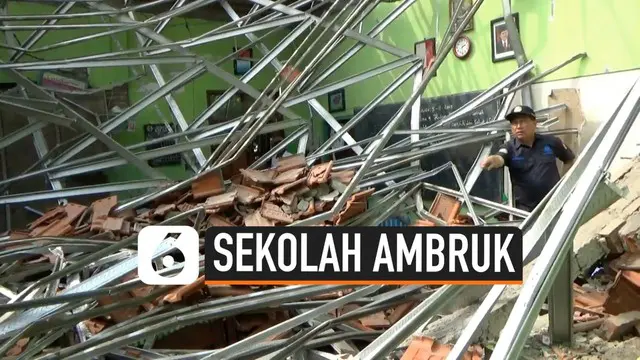 Polda Jatim menggelar olah TKP Ambruknya gedung SDN Gangsingrejo Pasuruan. Polisi menemukan sejumlah penyimpangan pada bangunan SD. Hasil temuan akan didalami di Labfor Polda Jatim.